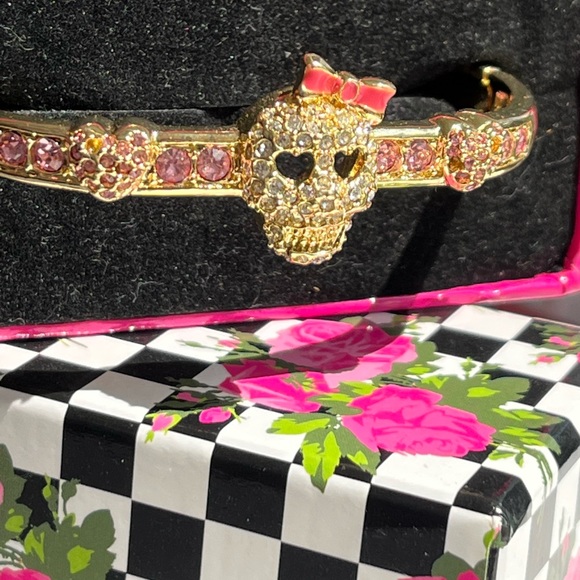 Betsy Johnson SKULL bracelet pink - Picture 5 of 9